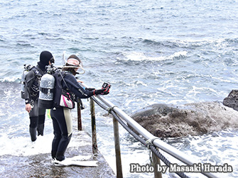 You can enter slowly while holding onto the slope.