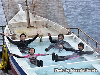 After diving, you can warm up your body in the hot springs.