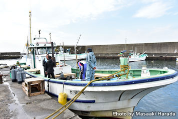 This is the diving boat. The dive site is close, so there is no need to worry for seasickness