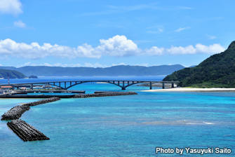 Aka Bridge connects Geruma Island and Aka Island.