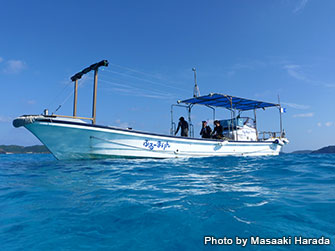 The types of diving boats vary depending on the diving centers. And travel time to each dive site also varies depending on the type of dive boat.