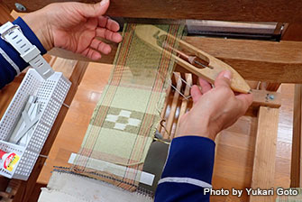 At “Kumejima Tsumugino Sato Yuimaru Kan”, you can see the colorful silk cloth, and buy one if you want to. You can also experience weaving