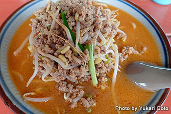 Kume Island is famous for the bean sprouts. You can enjoy Okinawan soba using miso and the bean sprouts of the island at “Three Piece” 