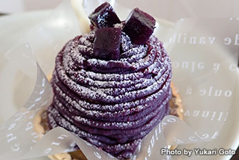“Chiitoudkoro Fukuya” offers purple mont blanc made with the famous purple yam of Okinawa. Their sweets are delicious!