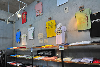 There are T-shirts and original products at the souvenir shop “onemahina”