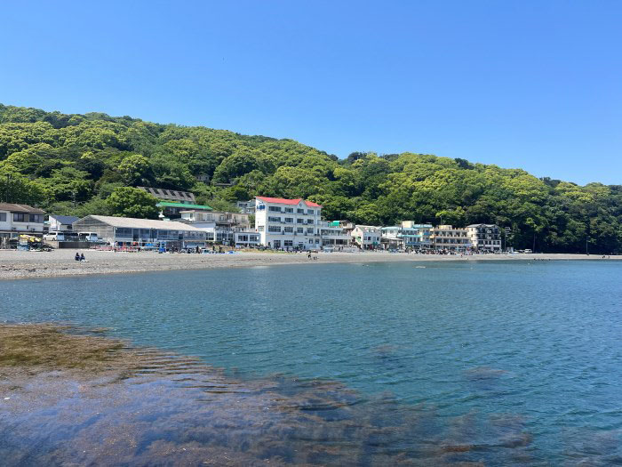 A beach that stretches out facing the inner bay of Osezaki. It also becomes a popular swimming spot in the summer. 