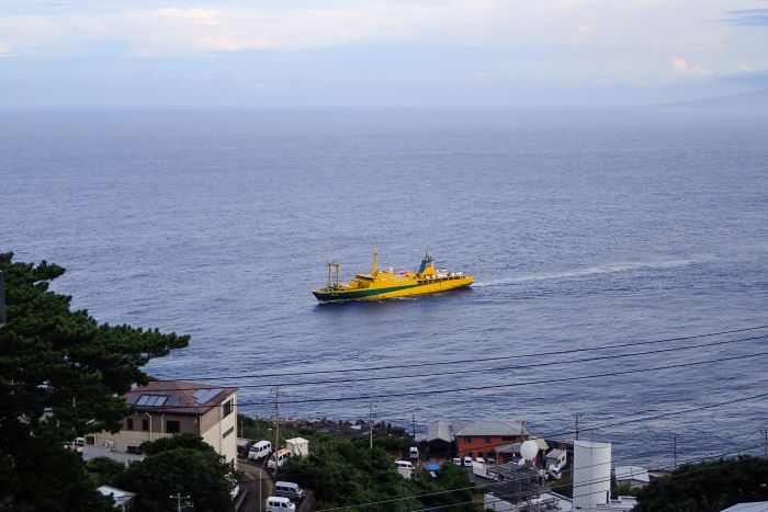 The Tachibana Maru approaching Mikura Island (July 26, 2020, Mikura Island)
