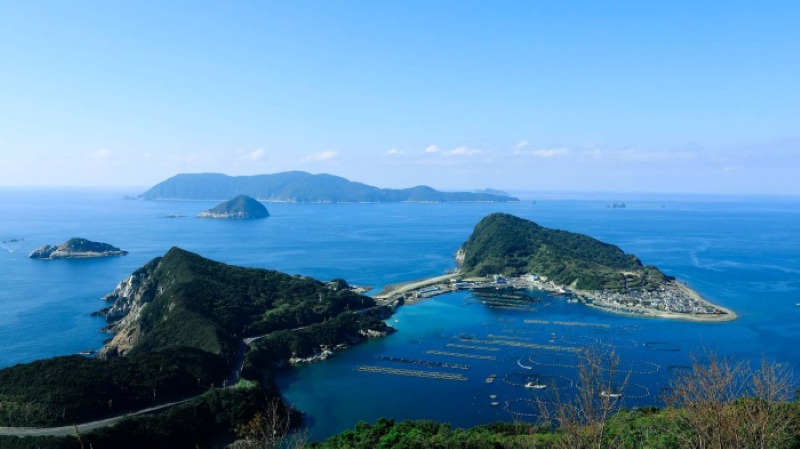 Kashiwajima can be reached by land via a bridge from the peninsula in Otsuki Town. 
Photo by Kazushi Matsuno (Kashiwajima Diving Service AQUAS)
